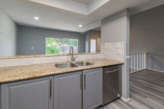 Building Photo - 12663 Wellington Park Dr