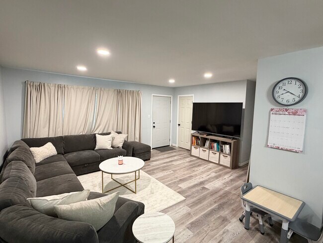 Foto del edificio - 654 Maple Ln