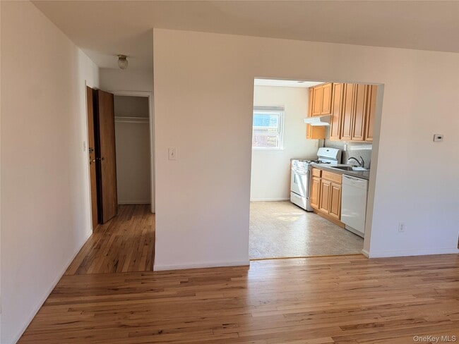 Building Photo - 86 McLoughlin St