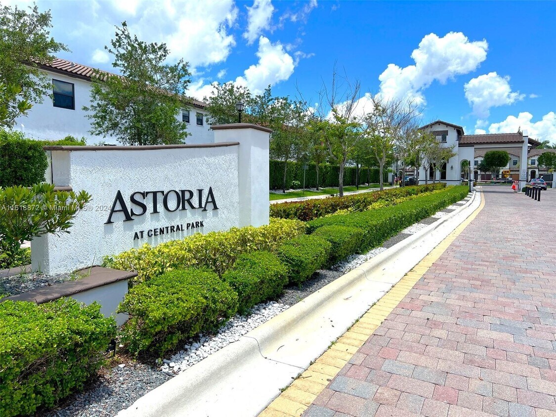 Foto principal - 8815 NW 102nd Ct