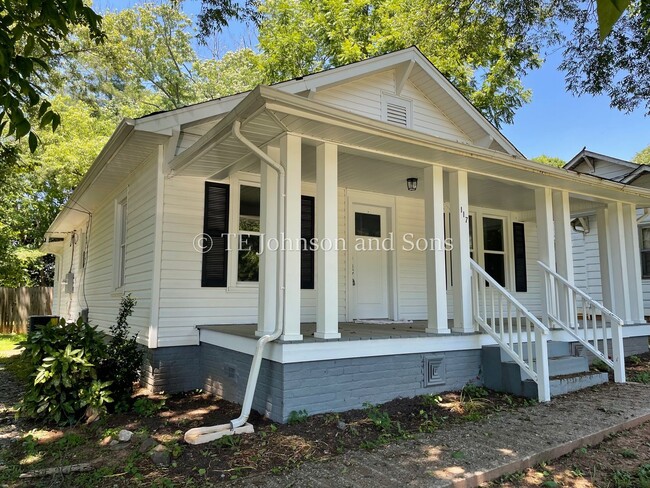 Building Photo - Charming 3 Bedroom 2 Bath Newly Renovated!