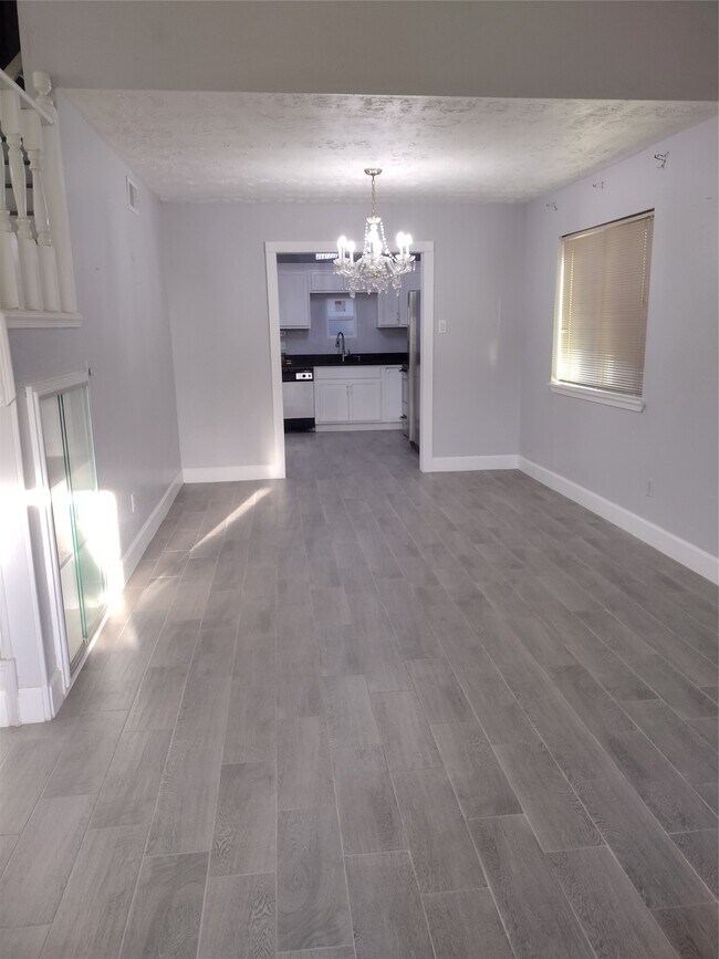 Foto del edificio - 7514 Wovenwood Ln