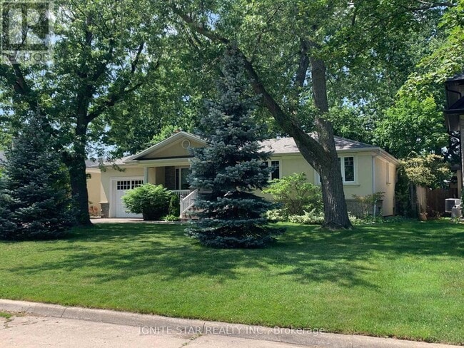 Building Photo - 493 Pineland Ave