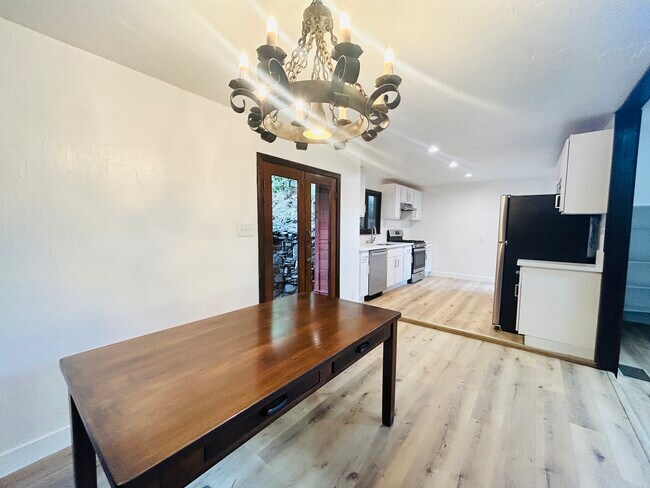 Foto del edificio - 8055 Willow Glen Rd