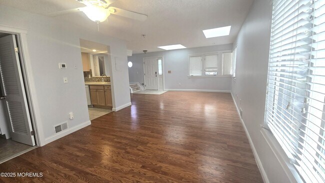 Foto del edificio - 90 Northrup Dr