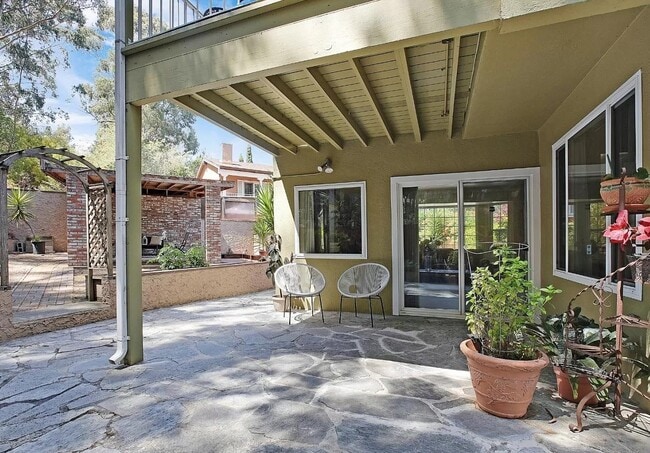 Building Photo - 405 Cunningham Way