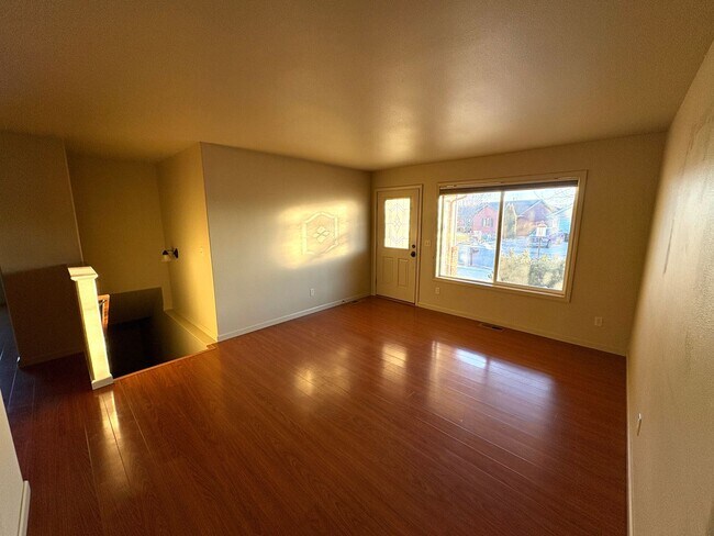 Foto del edificio - 4 bed 2 1/2 bath townhome!