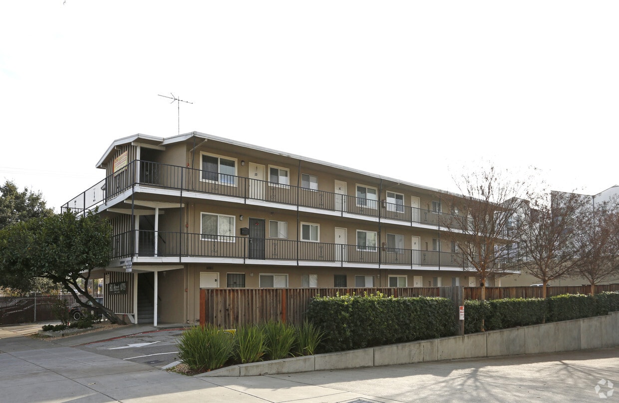 Building Photo - Sixth St. Apartments