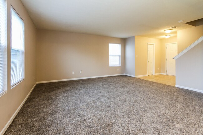 Building Photo - Half Off 2nd month's rent if move in by 12...