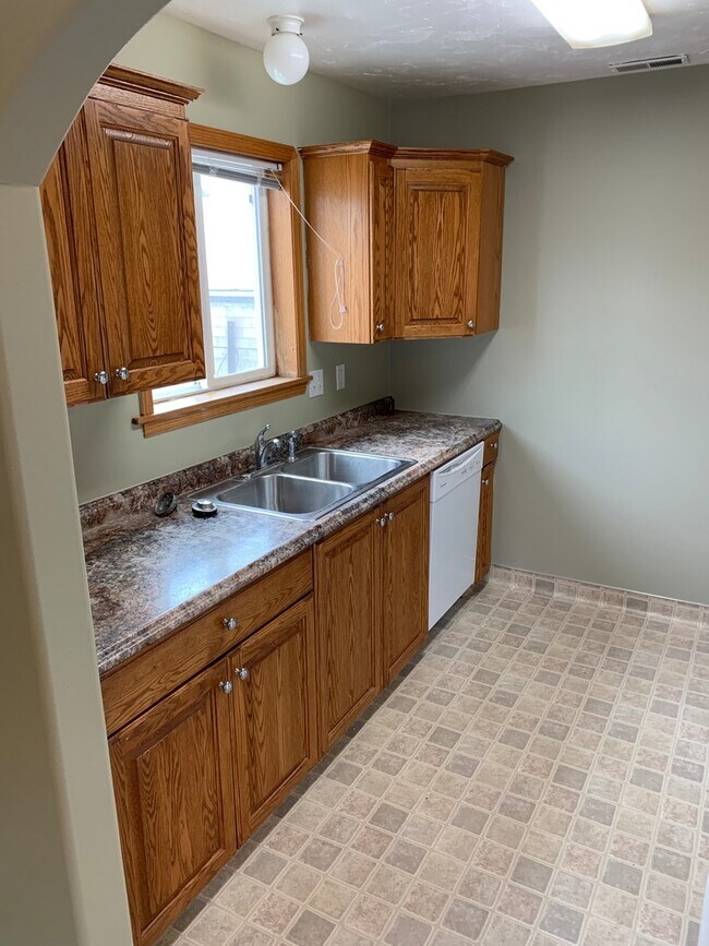 Building Photo - Super cute 2 bed, 1 bath apartment found i...