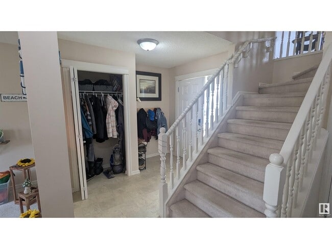 Photo du bâtiment - 4610-162A 162A Ave
