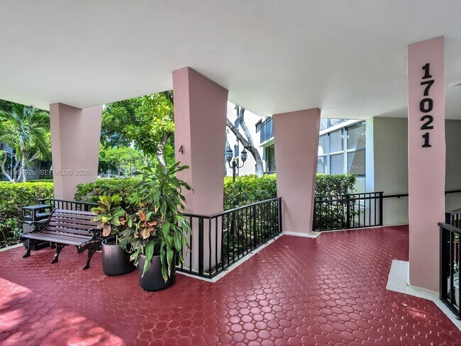 Foto del edificio - 17021 N Bay Rd