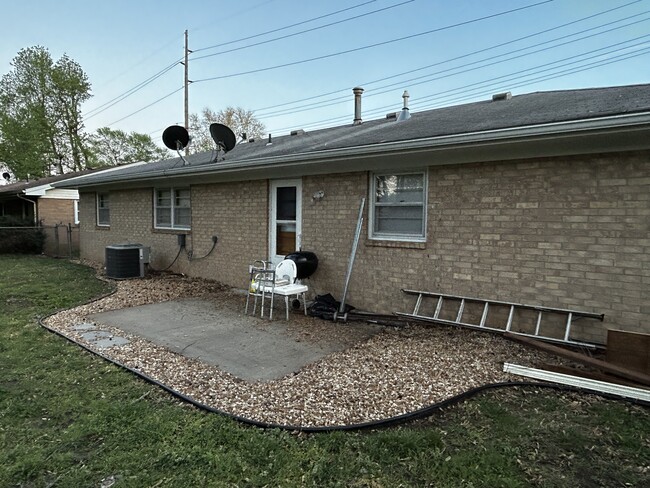 Back of house - patio - 537 E Glenwood St