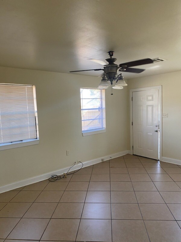 Foto del edificio - 8701 Dinkins St