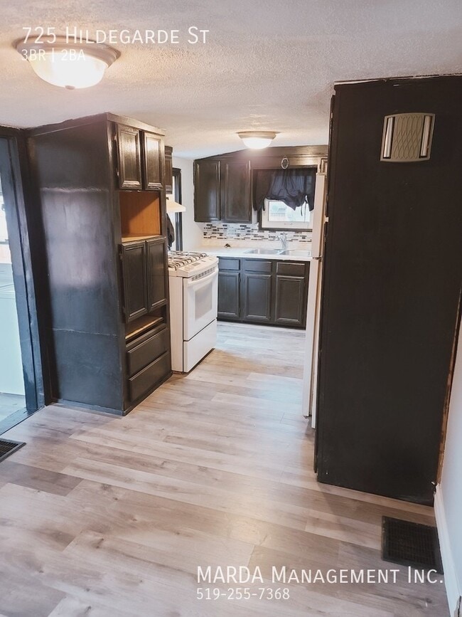 Building Photo - SPACIOUS SUN LIT 3 BED/1.5 CHARMING HOME! ...