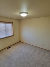 Building Photo - 975 N River Rock Dr