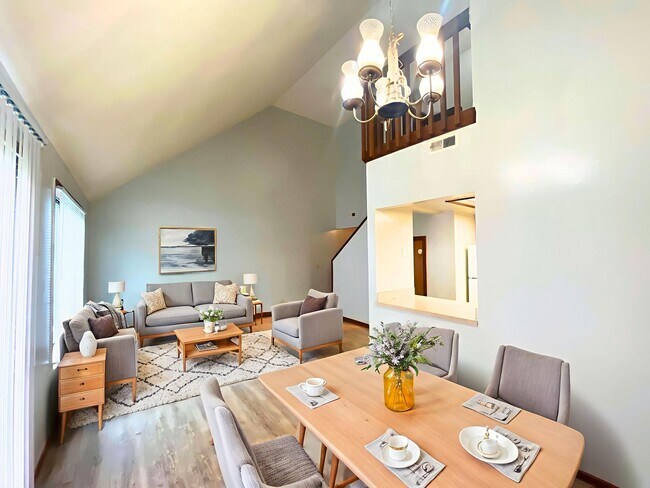 Building Photo - Spacious Living Room