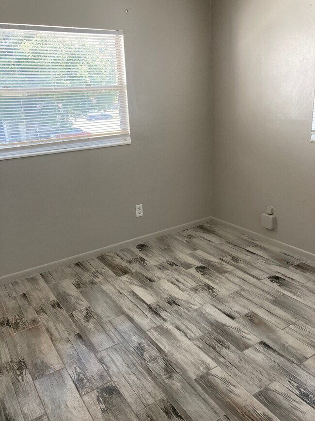 Building Photo - 620 S Betty Ln
