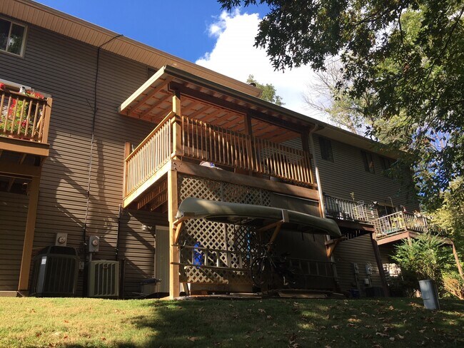 Building Photo - 211 Walker Dr