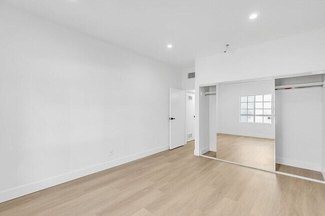 Foto del edificio - 1616 N Serrano Ave