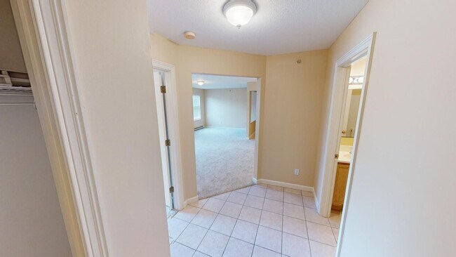 Foto del edificio - Excellent Canfield Location!! Very clean and well maintained 3 bedroom/2 Full Bath Condo.