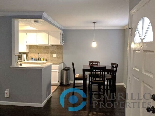 Building Photo - 2828 Famosa Blvd