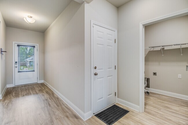 Foto del edificio - 5468 Overland Dr