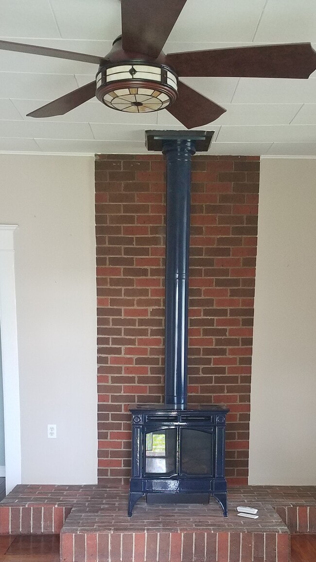 Gas Stove - 606 S 9th Ave