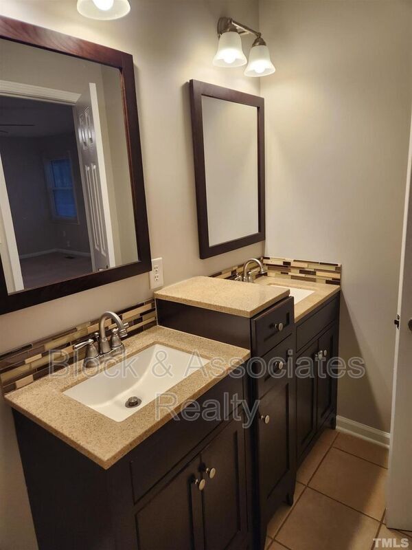 Building Photo - 1119 Saxony Dr