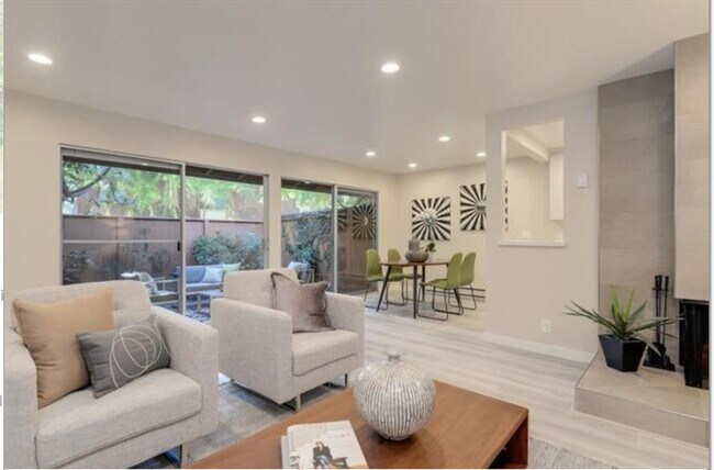Building Photo - Furnished 1 bedroom unit with parking!