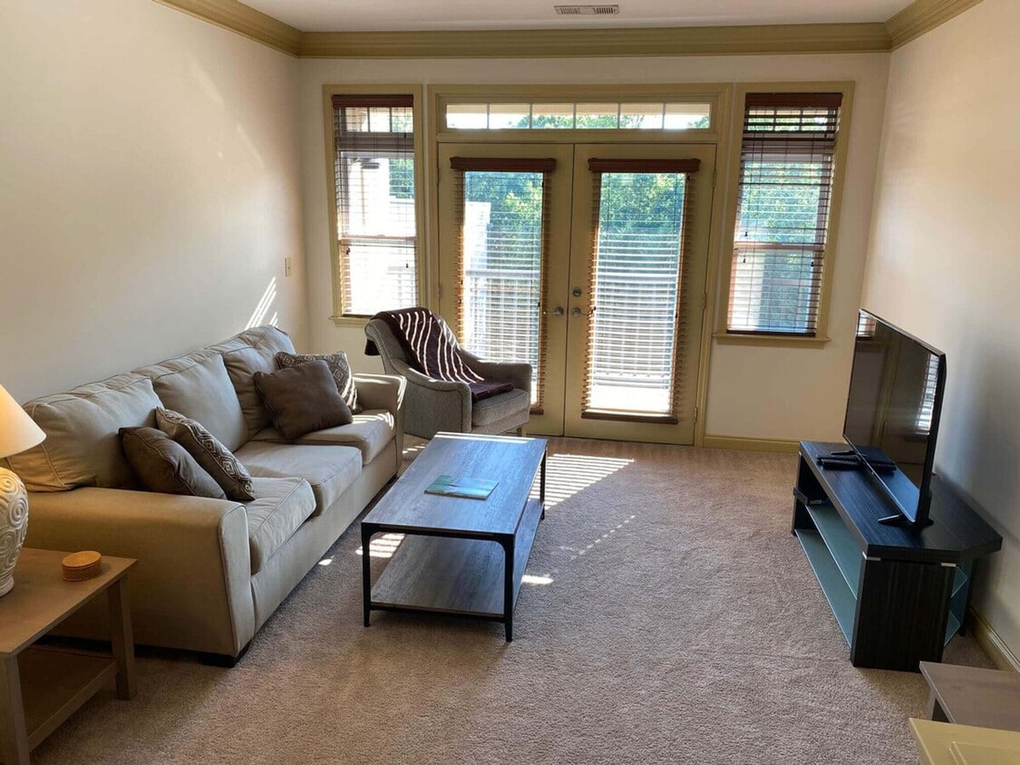 Foto principal - 3000 Renaissance Park Pl