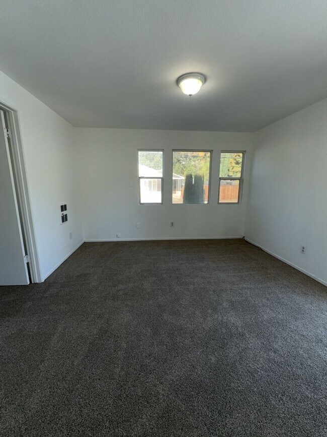 Foto del edificio - 13445 Lakeshore Dr