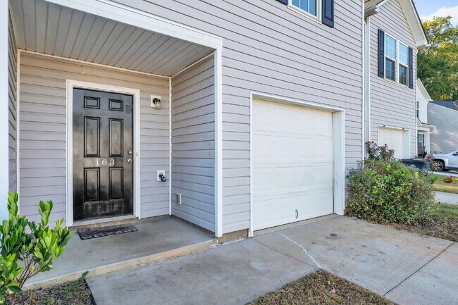 Foto del edificio - Stylish 3BR, 2.5BA Townhome with Loft and ...