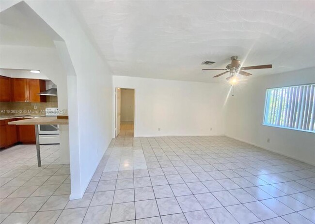 Building Photo - 3 bedroom in Hollywood FL 33023