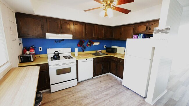Building Photo - Clementon 2 BR, 1.5 BA Furnished Townhouse...