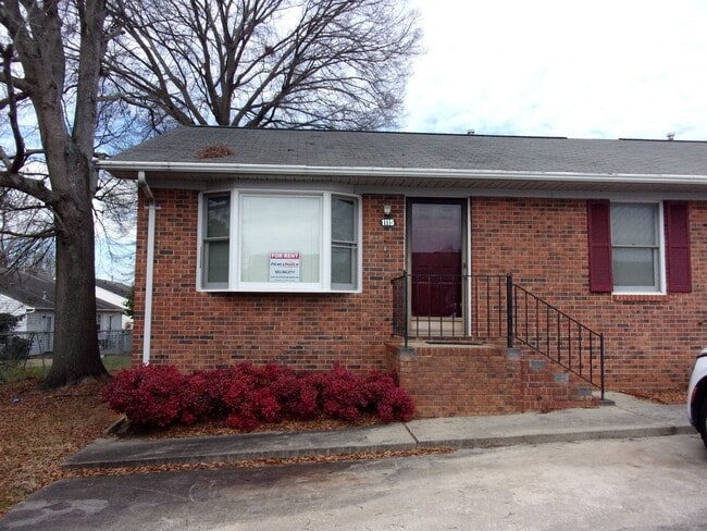 Building Photo - 2 Bedroom 1 Bath Condo Close to Shopping, ...