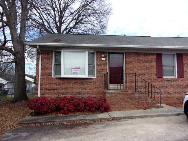 Foto del edificio - 2 Bedroom 1 Bath Condo Close to Shopping, ...