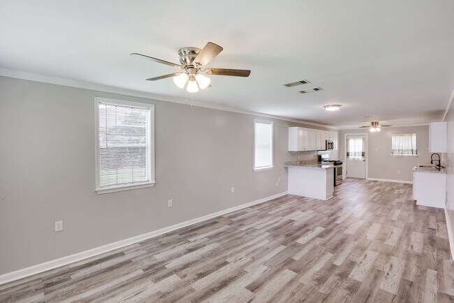 Building Photo - 710 Derbigny St