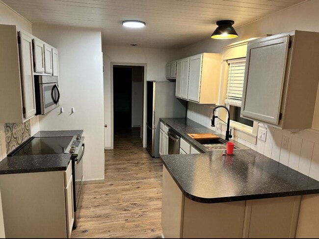 Foto del edificio - Charming 3BR/2BA Single-Level Home on Nearly Half an Acre!