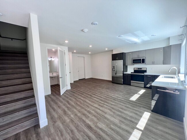 Foto del edificio - Large multi level 2Bd/1.5 Bth with heated ...