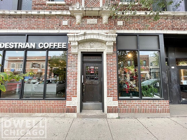 Foto del edificio - 2642 N Milwaukee Ave