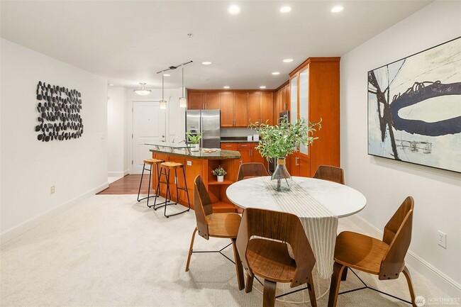Foto del edificio - Quiet Magnolia condo within walking distan...