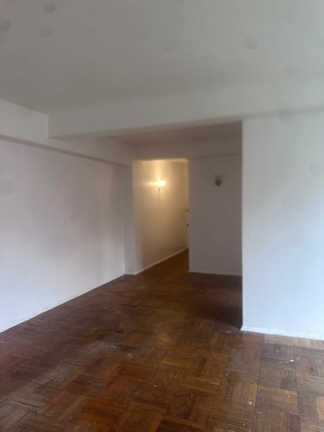 Foto del edificio - 1641 Metropolitan Ave
