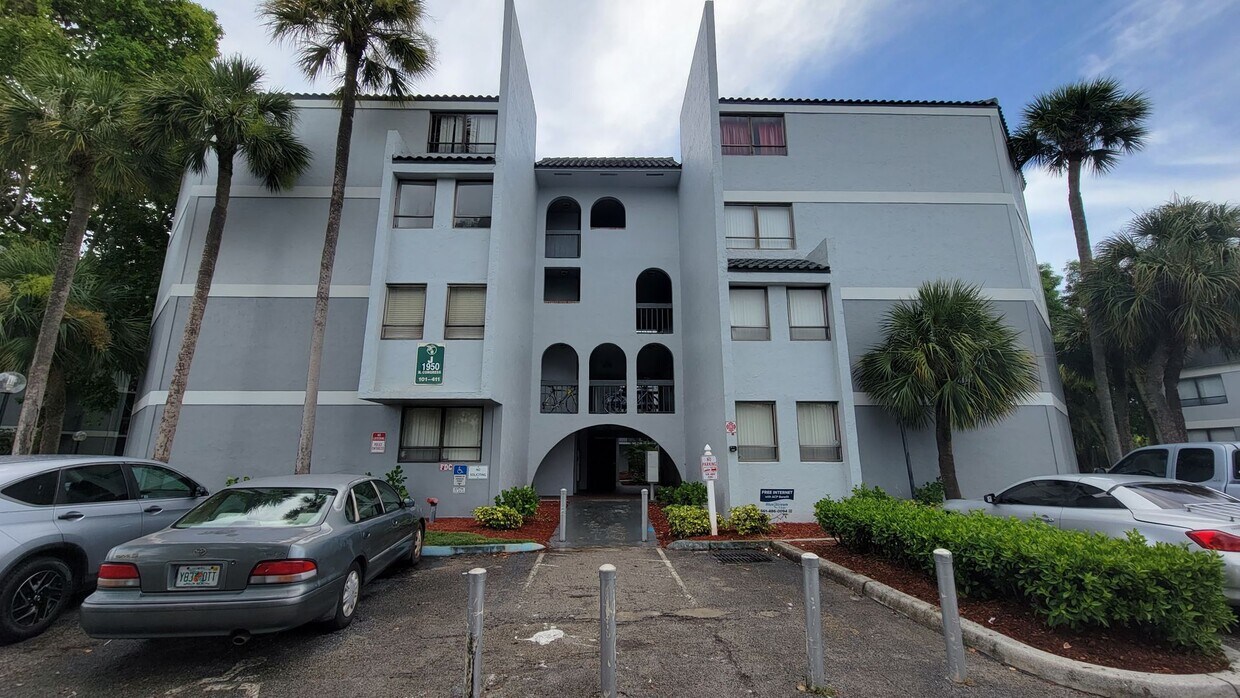 Primary Photo - West Palm Beach 1 bedroom 1.5 bath Apartment.