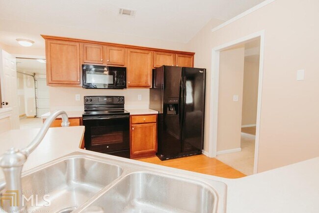 Building Photo - 3845 Pine Village Pl