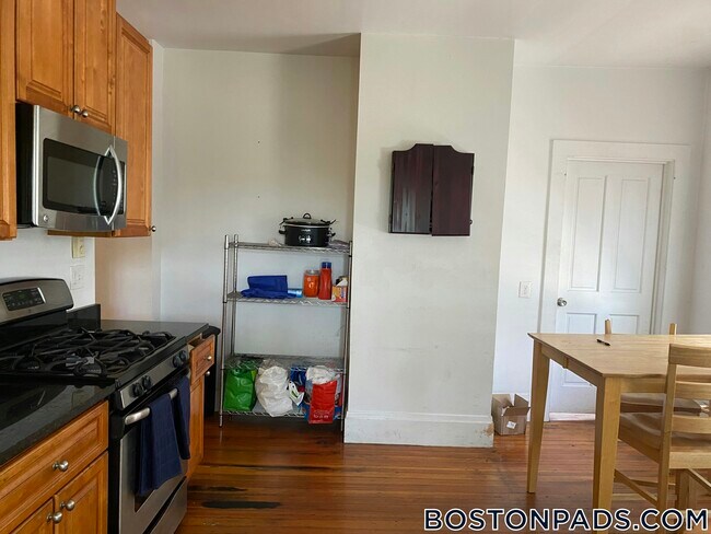 Building Photo - 27 Buttonwood St