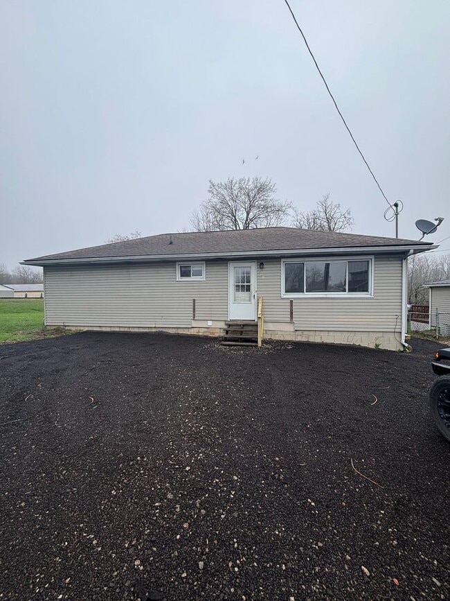 Building Photo - 434 E 9th St