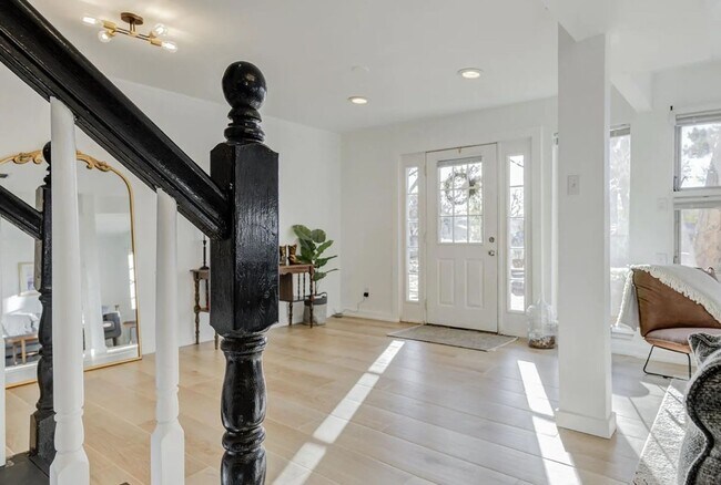 Building Photo - Lake Living!