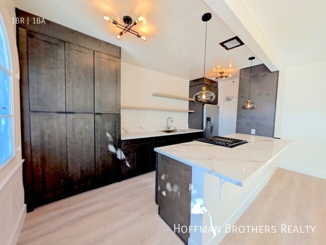 Foto del edificio - 300 N Bonnie Brae St