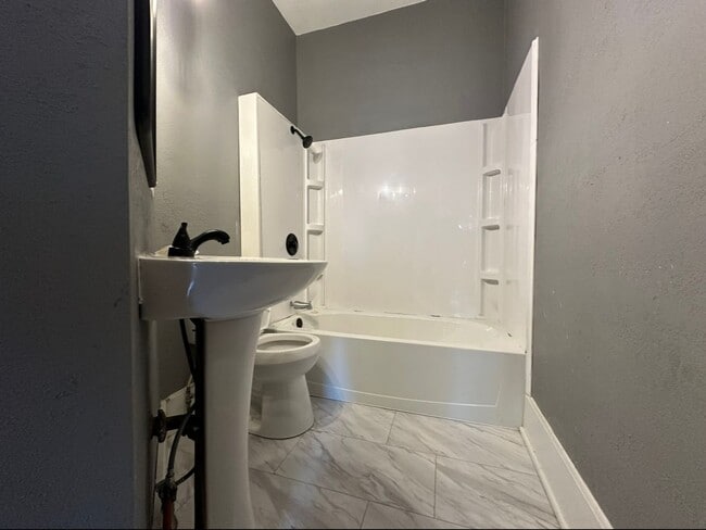 Building Photo - Updated 2 bedroom house $875